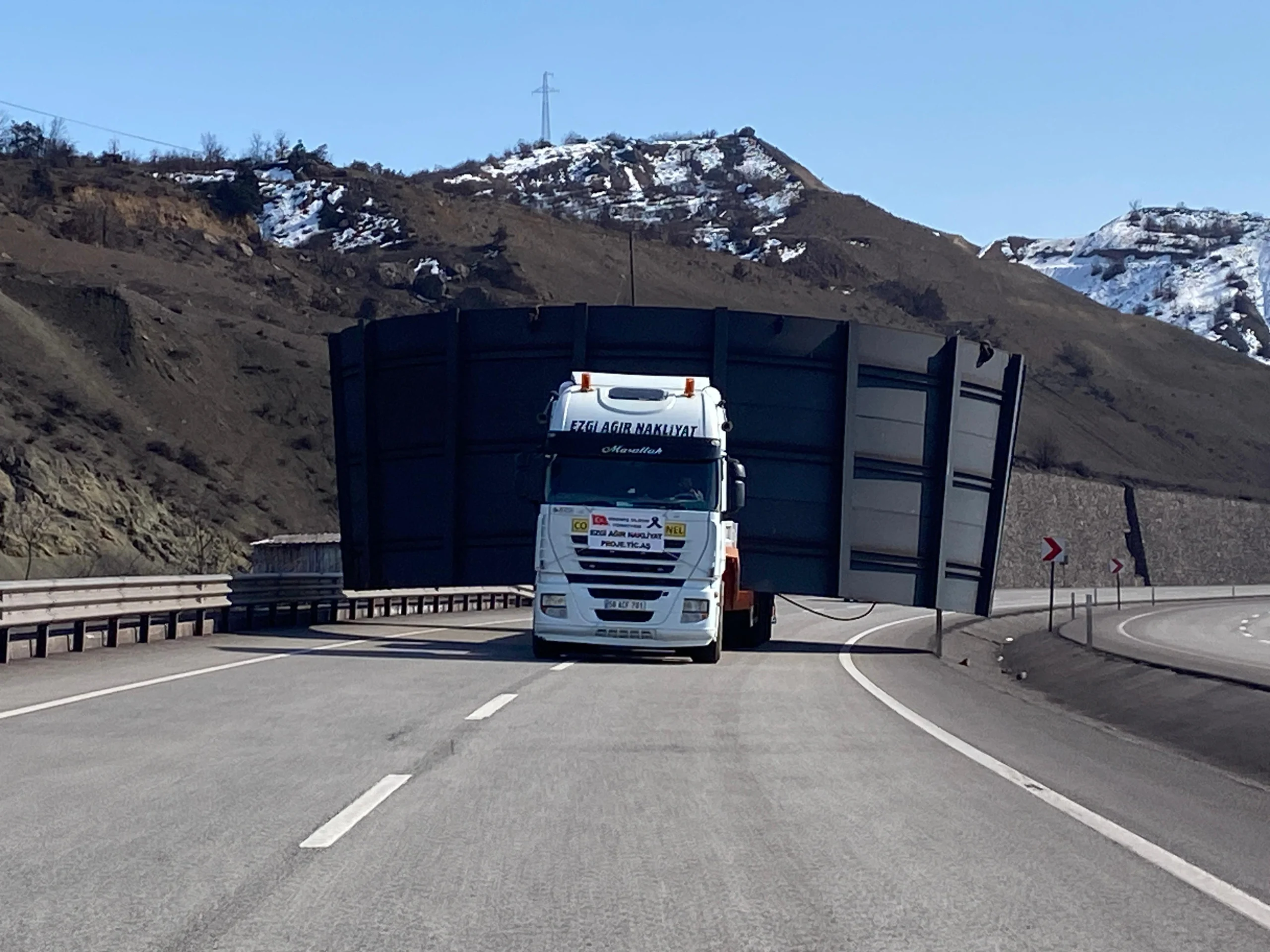 We safely transport large and heavy loads in project cargo.